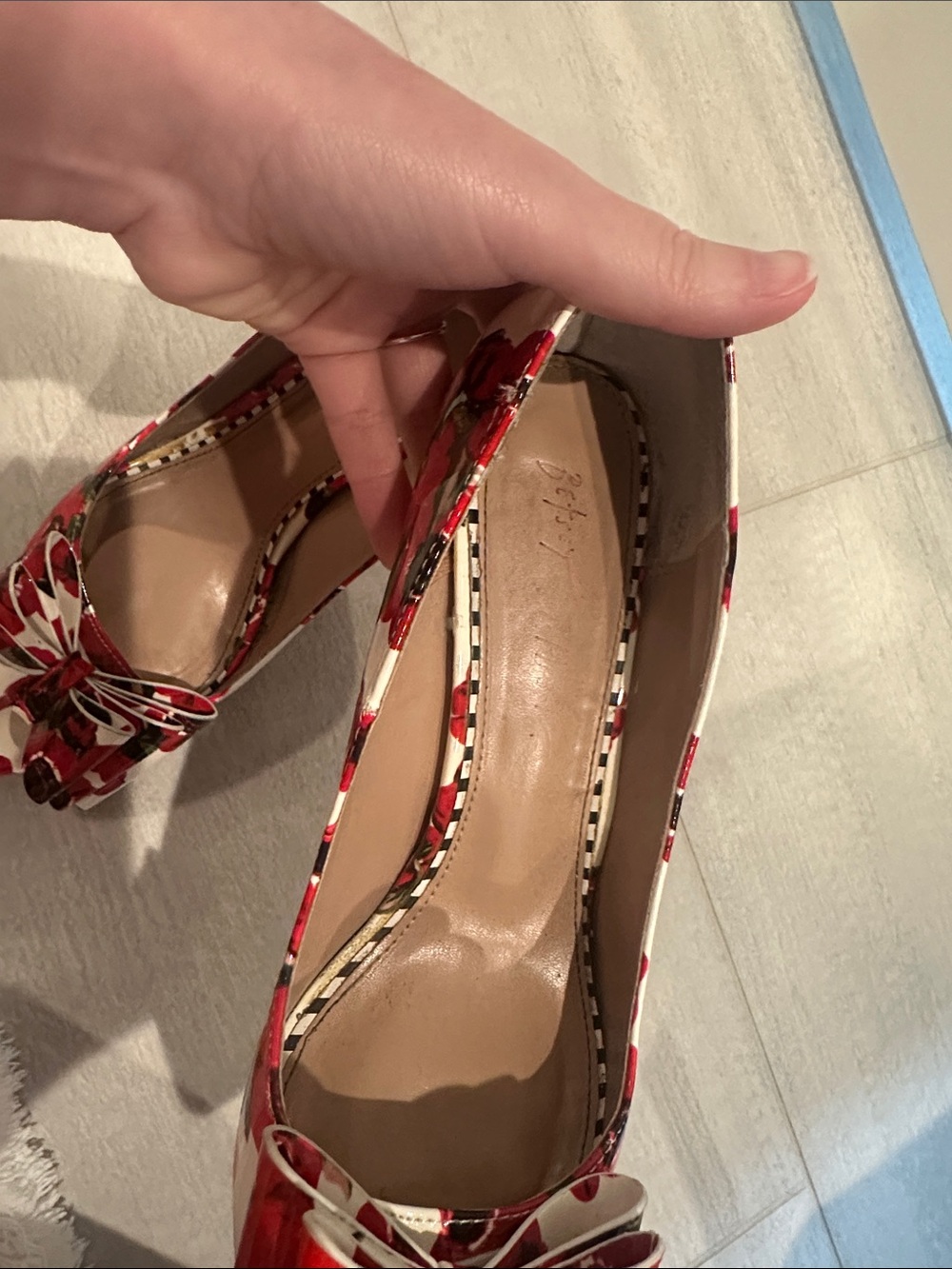 GUC Betsey Johnson Brand Red Rose Floral Bow Pointed-Toe High Heels White Flower - Picture 2 of 16